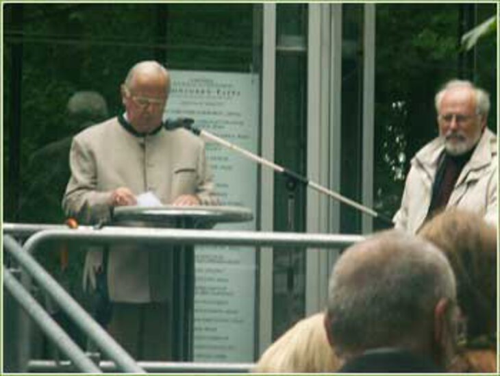 Prof. Dr. Wilfried Stichmann, Vorstandsmitglied der NRW-Stiftung  – am rechten Bildrand der Vorsitzende der GeFAO Dr. Otto-Werner Rappold