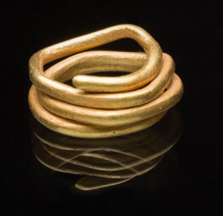 Eine etwa 3.400 Jahre alte Goldspirale aus Minden − Schmuck eines bewaffneten Mannes aus der mittleren Bronzezeit.