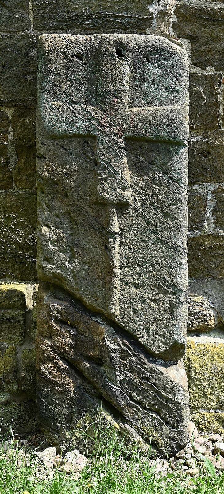 An der Margarethenklus aufgestellter Kreuzstein. Foto: © Johann-Sebastian Kühlborn 2018 / GeFAO e. V.