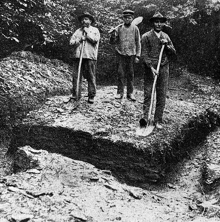 Foto von den Grabungsarbeiten am Häverstädter Tor (Langewiesche 1908).