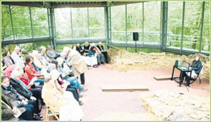 In den Mauern der Kreuzkirche trägt Gertrud Roll (re.) Gertrud von le Forts Novelle "Das Reich des Kindes" vor.