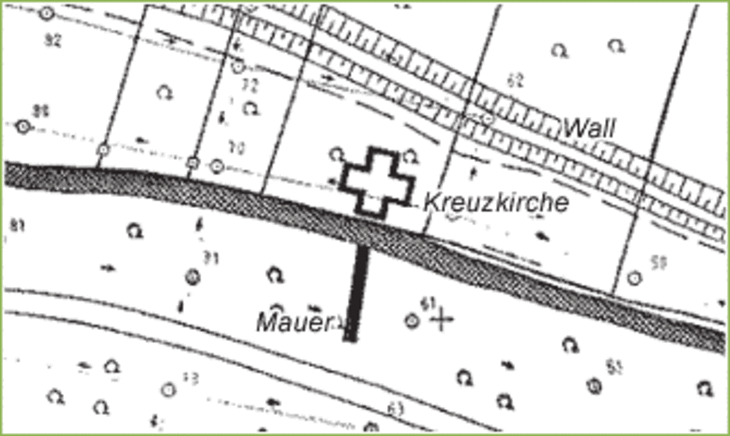 Planausschnitt mit dem eisenzeitlichen Wall, dem Grundriss der Kreuzkirche und der im Süden anschließenden Mauer.