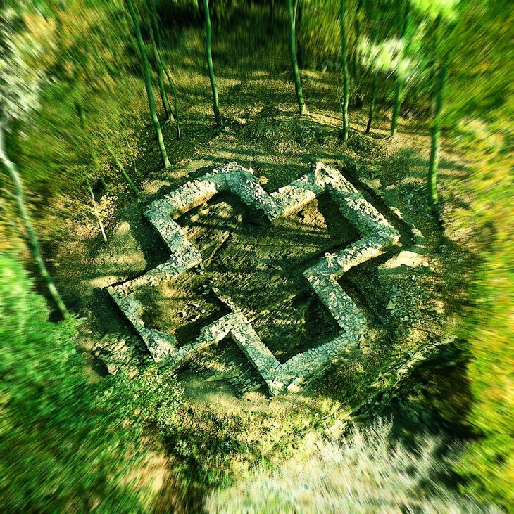 Die Fundamente der Kreuzkirche im Luftbild.