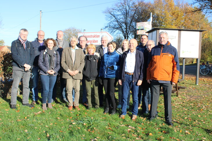 Foto: Die Gründungsmitglieder des Förderverein Römerlager Anreppen e. V. (v. l.): Wilhelm Grabe, Andreas Scherf, Dr. Bettina Tremmel, Robert Gündchen, Dr. Johann-Sebastian Kühlborn, Hans Wieners, Ingrid Nachtmann, Bürgermeister Werner Peitz, Dr. Ant image-404