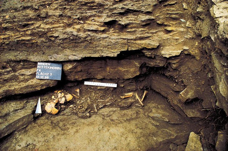 Skelett des Jungen in Grab 2, Fundsituation der Grabung