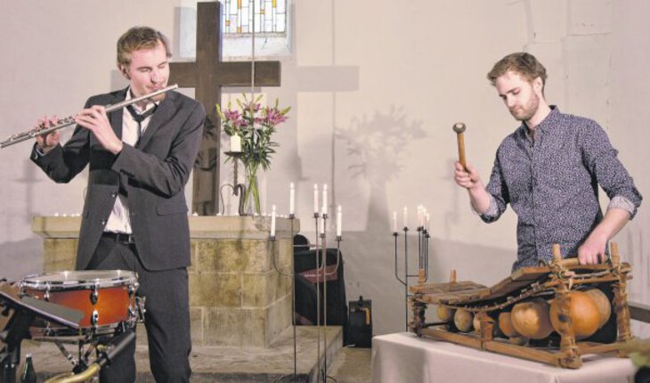 David Jedeck begeisterte nicht nur am Saxofon, sondern griff zwischenzeitlich auch zur Flöte. Rechts Clemens Ohlendorf, der mit Balafon und Marimba-Spiel zum beeindruckenden Konzert beitrug.