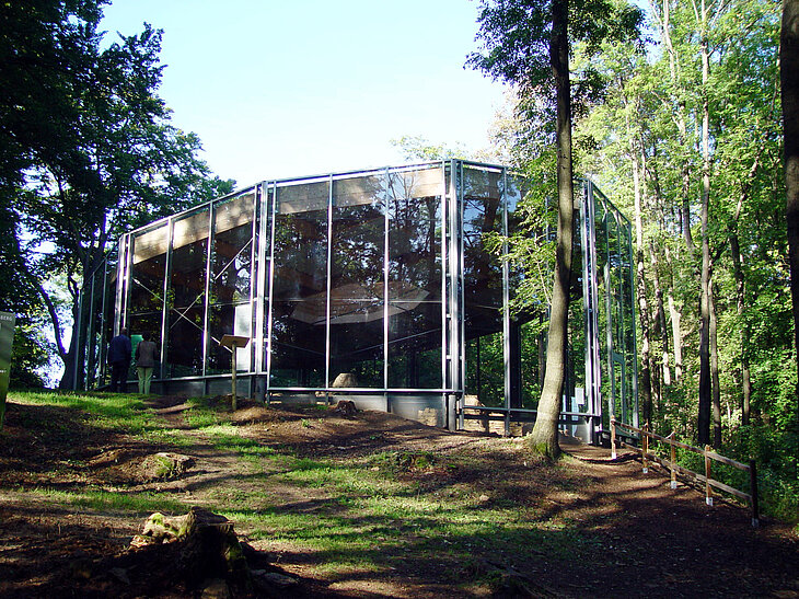 Der gläserne Schutzbau nach Vollendung des ersten Bauabschnitts 2003.