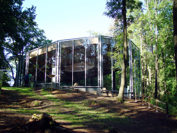 Der gläserne Schutzbau nach Vollendung des ersten Bauabschnitts 2003.