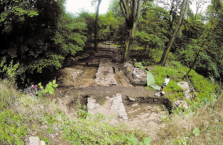 Grabungssituation. Blick auf die nord-südlich verlaufende Trennmauer.