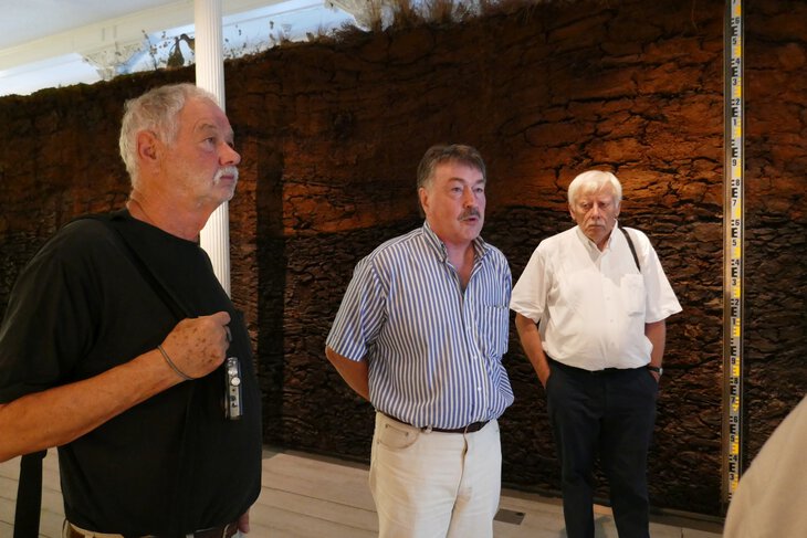 Heinz-Dieter Zutz, Dr. Frank Both und Wilfried Hase vor der großen Moorwand im Landesmuseum Oldenburg. 