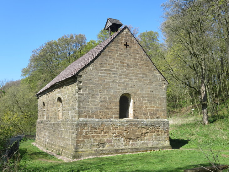 Die spätromanische Margarethenkapelle auf dem Wittekindsberg. Blick von Osten.