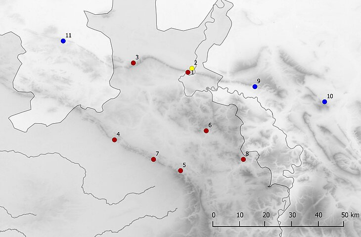 Die Wittekindsburg mit zugehöriger Siedlung (gelb) und weitere latènezeitliche Burgen in Nordostwestfalen (rot) und im angrenzenden Niedersachsen (blau): 1 Wittekindsburg, 2 Porta Westfalica-Barkhausen, 3 Babilonie, 4 Hünenburg, 5 Grotenburg, 6 Piepenkopf, 7 Tönsberg, 8 Herlingsburg, 9 Amelungsburg, 10 Barenburg, 11 Schnippenburg