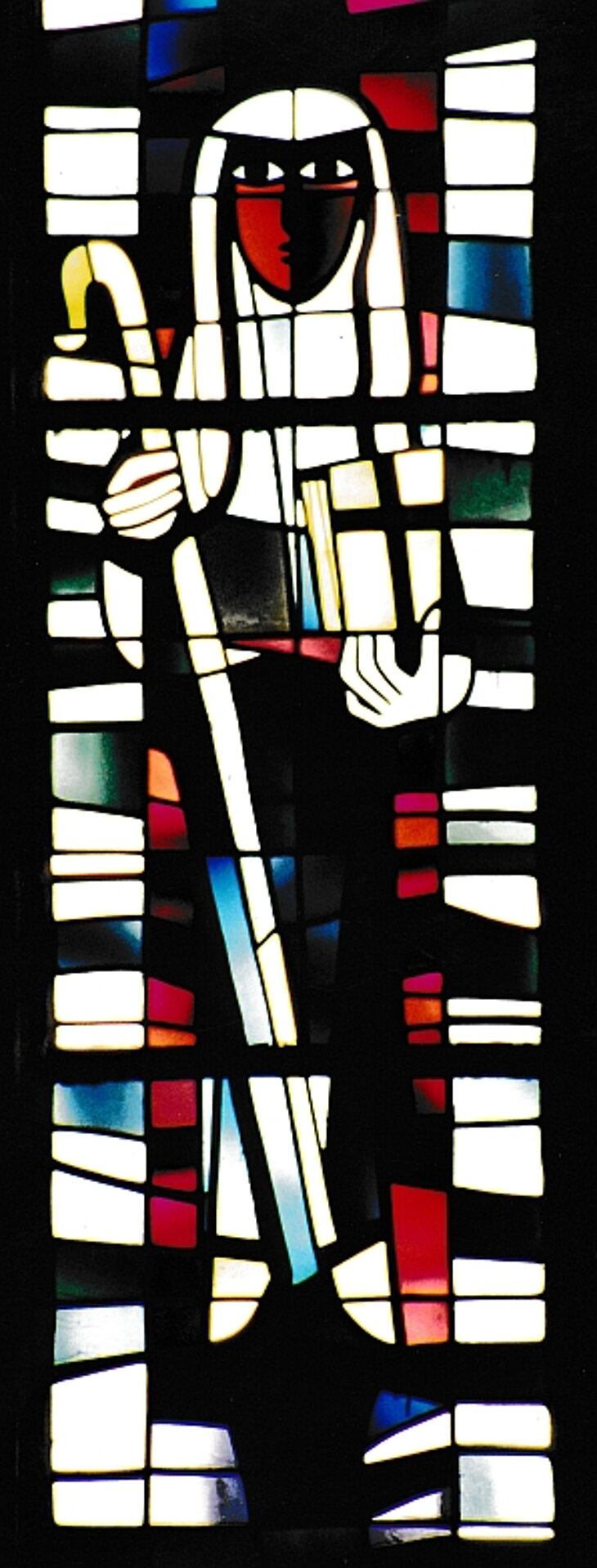 Die Einsiedlerin Thetwif, mit dem Krummstab als Äptissin dargestellt. Detail vom Ostfenster im südlichen Querschiff des Mindener Doms von Vincenz Pieper aus dem Jahre 1957.