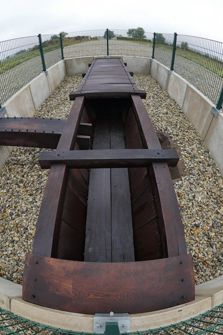 Sechs Meter lang: Ein Teilstück des aus Eichenbohlen  errichteten Abwasserkanals.
