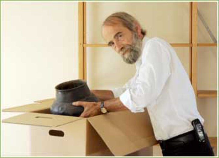 Funde und Büromaterial - mehr als 800 Kartons packten die Archäologen in Bielefeld in den letzen Wochen. Auf dem Bild: Dr. Daniel Bérénger, Leiter der Außenstelle Bielefeld der LWL-Archäologie für Westfalen.