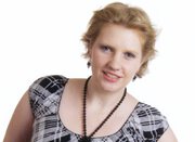 Die Archäologin Deborah Zarnke M.A. untersucht über 300 Kartons mit Funden aus den Grabungen Petershagen-Lahde "Auf dem Ufer".