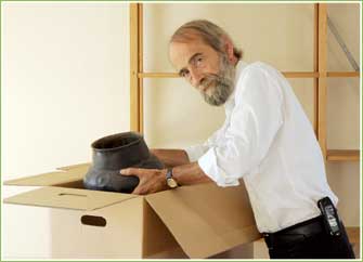 Funde und Büromaterial - mehr als 800 Kartons packten die Archäologen in Bielefeld in den letzen Wochen. Auf dem Bild: Dr. Daniel Bérénger, Leiter der Außenstelle Bielefeld der LWL-Archäologie für Westfalen. 