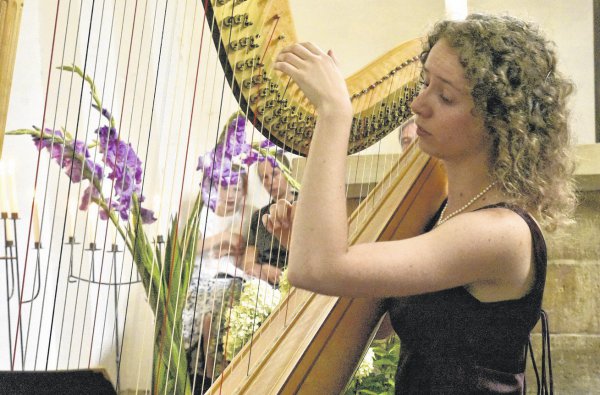 Harfenistin Zoe Knoop lotet die Möglichkeiten ihres Instruments gekonnt aus.
