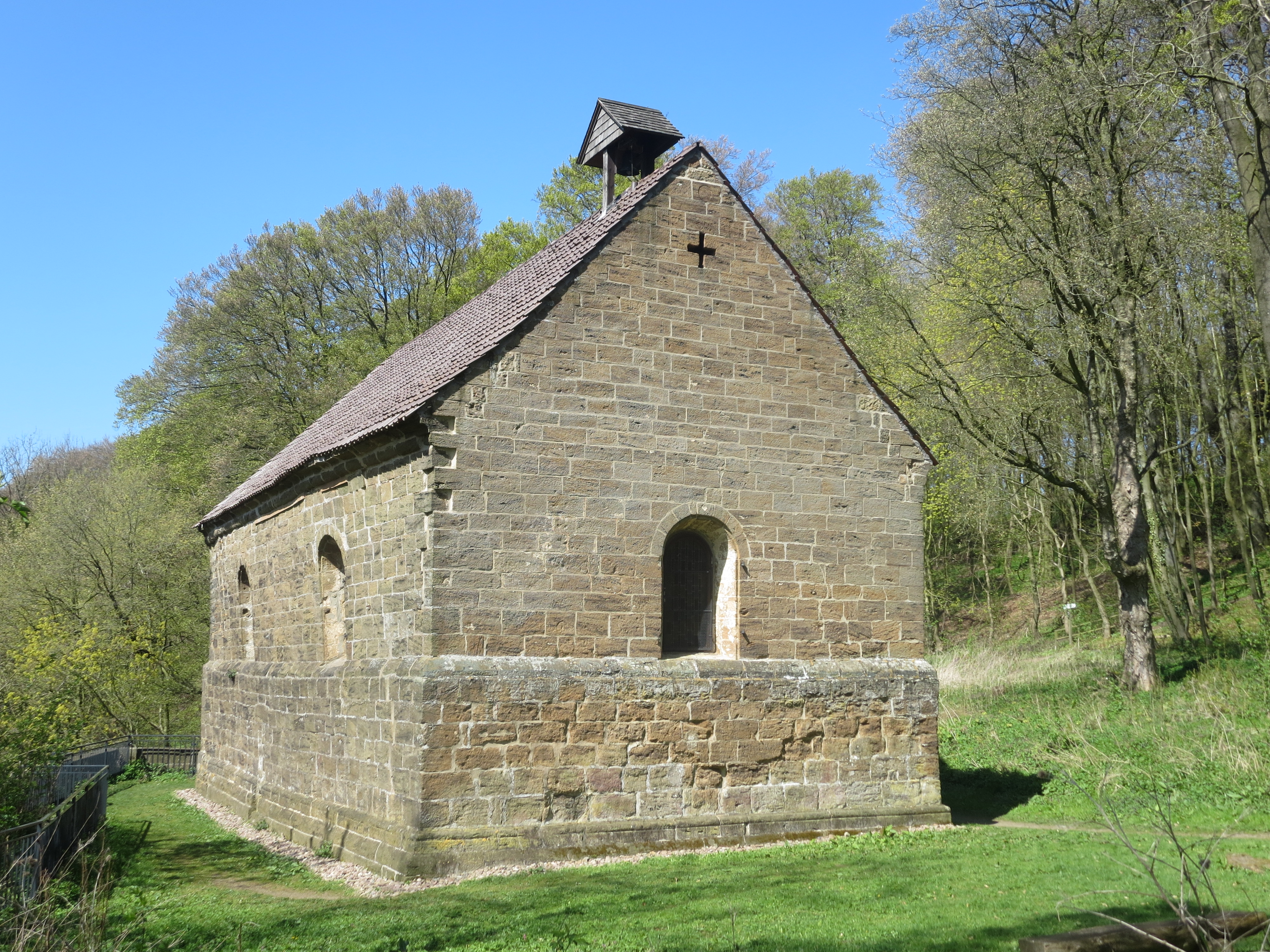 Die spätromanische Margarethenkapelle auf dem Wittekindsberg. Blick von Osten.