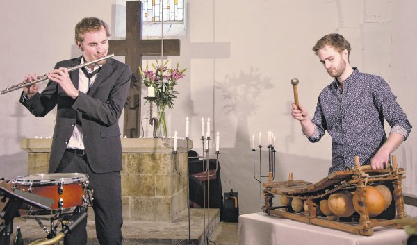 David Jedeck begeisterte nicht nur am Saxofon, sondern griff zwischenzeitlich auch zur Flöte. Rechts Clemens Ohlendorf, der mit Balafon und Marimba-Spiel zum beeindruckenden Konzert beitrug.