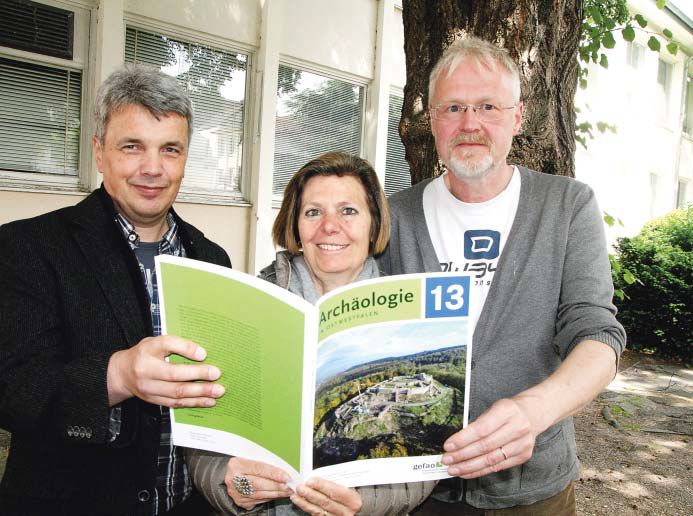 (v. l.) Archäologe und Autor Jürgen Pape, Stadtarchäologin Sveva Gai und Robert Gündchen (Vorstandsmitglied Gesellschaft zur Förderung der Archäologie in Ostwestfalen) präsentieren den neuen Band.
